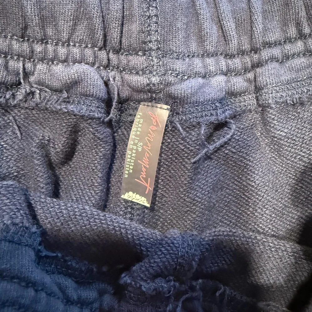 FP MOVEMENT flutter cropped joggers. Navy - Picture 4 of 6
